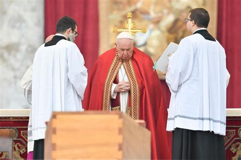 Vaticano Encerra Visita A Corpo De Bento E Celebra Funeral Sob