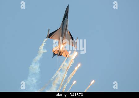 F-16 fighter jet firing off flares Stock Photo - Alamy