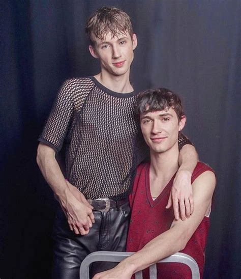 Épinglé par GEJWID sur TROYE SIVAN Célébrités Beaux gosses Gay
