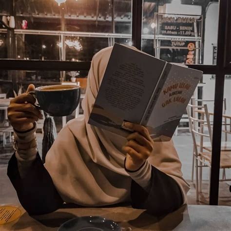 Pin Oleh Zainab Di Kitaplar Membaca Buku Potret Diri Berlari