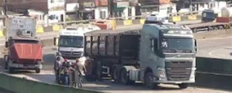 Acidente Deixa Motociclista Debaixo De Caminh O No Viaduto Da Alemoa