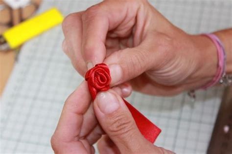 Un Tuto Pour Faire Des Roses En Ruban Floral Floral Rings Hobby