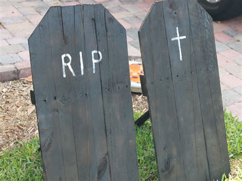 12 Awesome DIY Halloween Decorations Made From Pallets