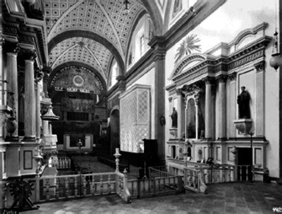 Iglesia de la Santísima Trinidad Altares laterales y vista del coro