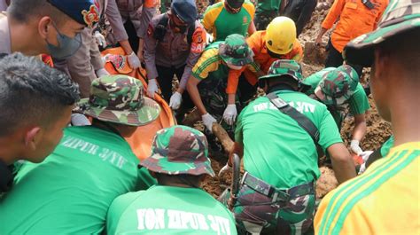 Pasukan Reaksi Cepat Yonzipur Yw Evakuasi Korban Tertimbun Di Cijedil