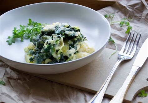 Auflauf Von Kartoffeln Und Blattspinat Mit Einer Gorgonzola Haube