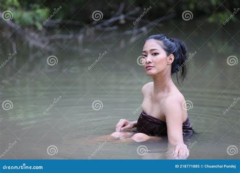 Mujeres Rurales Jóvenes Asiáticas Bañándose En Un Río O Retrato De