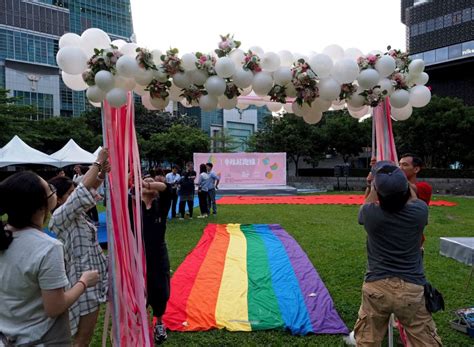 Taiwan Celebrates Asias First Same Sex Weddings Cnn