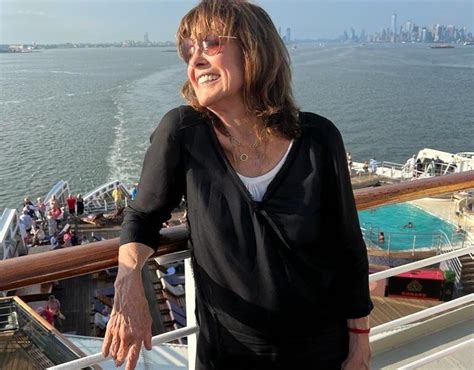 Linda Gray Height Weight Body Measurements