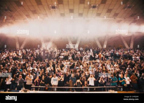 Basketball crowd cheering hi-res stock photography and images - Alamy