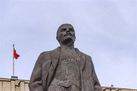 Tula Rusia De Abril De Monumento A Lenin En El Edificio De