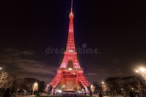 La Ic Nica Torre Eiffel Iluminada Por La Noche En Par S Francia Foto De