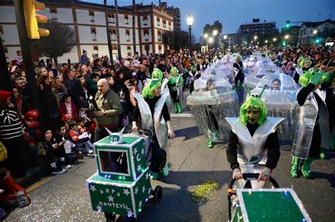 Así fue el multitudinario desfile del Antroxu de Gijón en imágenes