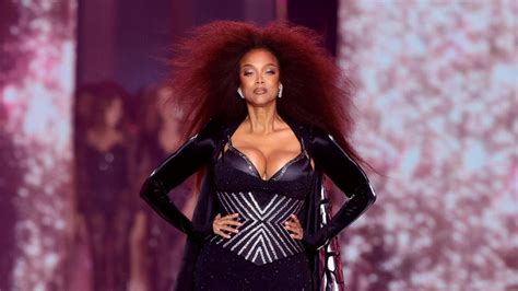 Tyra Banks Adriana Lima And More Make Epic Return To Victoria S Secret