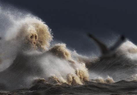 Surreal Photos Of Crashing Waves Caught In Motion On Lake Erie Waves