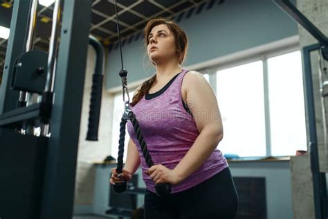 Mujer Con Sobrepeso Haciendo Ejercicios De Estiramiento En El Gimnasio