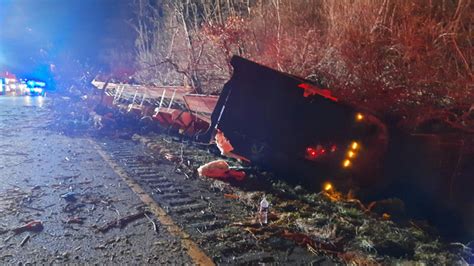 Tractor Trailer Crash Closes I 81 In Botetourt County