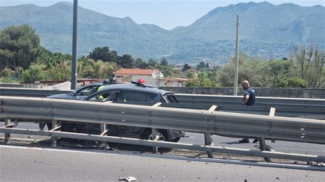 Grave Incidente Sull A Tir Contro Auto Sfonda Le Barriere Live