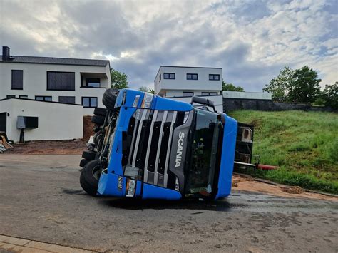 Föhren Unfall Beladener Lkw umgekippt