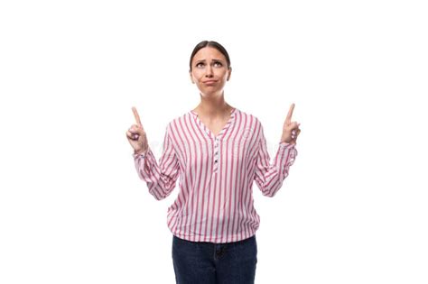 Joven Trabajadora De Oficina De Brunette Vestida Con Una Camisa Apunta Con Las Manos Al Espacio