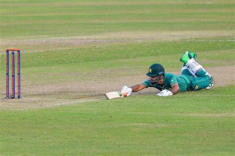 Fakhar Zaman Dives To Make His Ground Espncricinfo