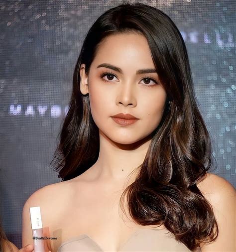 Urassaya Cabello Medio Cara Bonita Celebridades