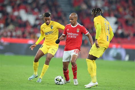 Benfica regressa às vitórias golo de João Mário de penálti Radio Alfa