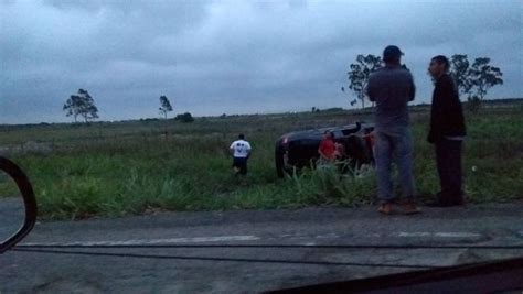 Homem Morre E Outro Fica Ferido Ap S Carro Capotar Na Rj Em Campos