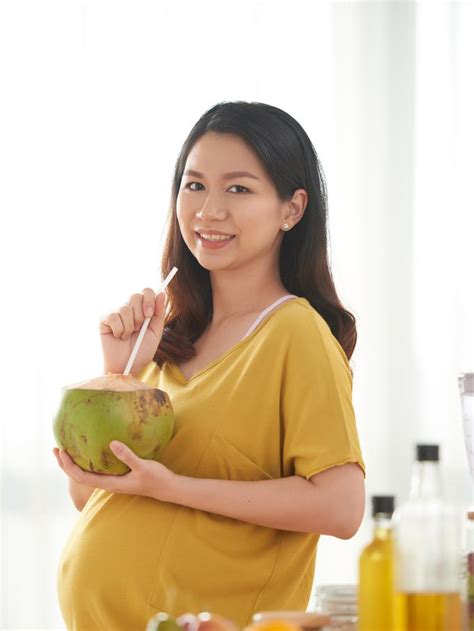 7 Manfaat Minum Air Kelapa Pada Ibu Hamil Sudah Tahu Parenting