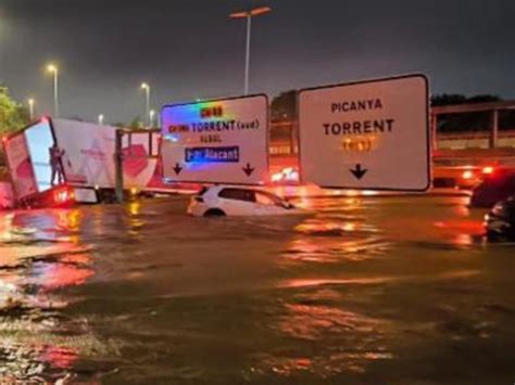 Alluvione Valencia Oltre Morti Proclamati Tre Giorni Di Lutto