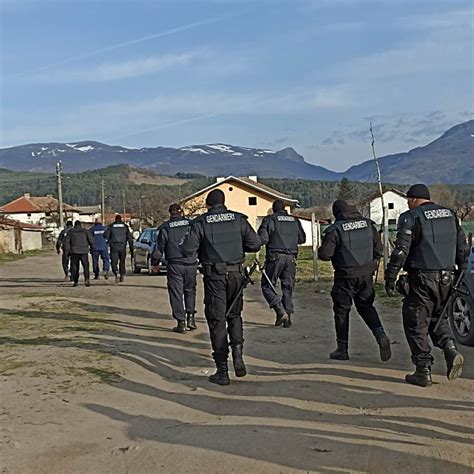 Полиция и жандармерия ще пазят селата Тъжа и Манолово след масовия ромски бой в Казанлък Knewsbg