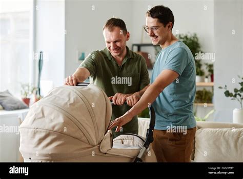 Gay couple with baby Banque de photographies et dimages à haute résolution Alamy
