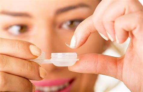 How To Wear And Remove Contact Lenses