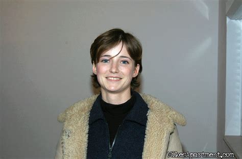 Süßes unschuldiges Mädchen wird in fuckin für Miete geschwindelt Porno Bilder Sex Fotos XXX