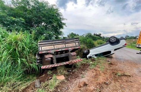 Cinco Pessoas Ficam Feridas Em Colis O Envolvendo Caminh O E Dois