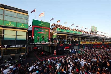 F1オーストラリアgpのレース終了前に観客がコースへ侵入。スチュワードは国際競技規則違反でグランプリ主催者を召喚 F1