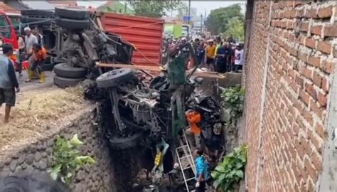 Kecelakaan Hari Ini Truk Tabrak Minibus Dan Motor Di Brebes Orang Tewas