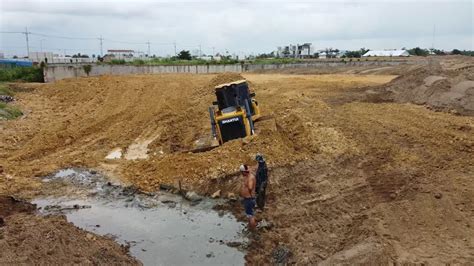 Wonderful Operator Great Teamwork Dump Truck Fill Up Processing With