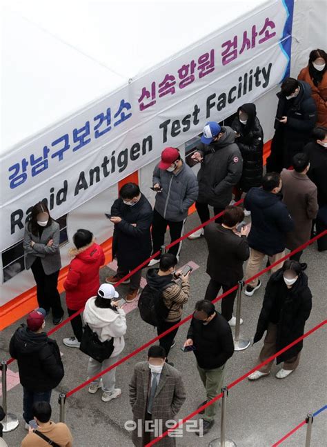 포토 신규확진 5만4619명위중증 환자 17일만에 300명대 올라서 네이트 뉴스