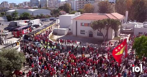 A chegada apoteótica do autocarro do Benfica ao estádio em Portimão