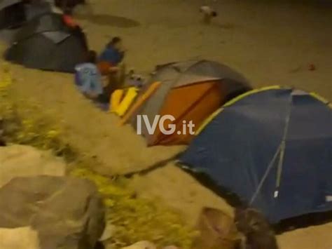 Savona La Tendopoli Sulla Spiaggia Libera Delle Fornaci I Residenti