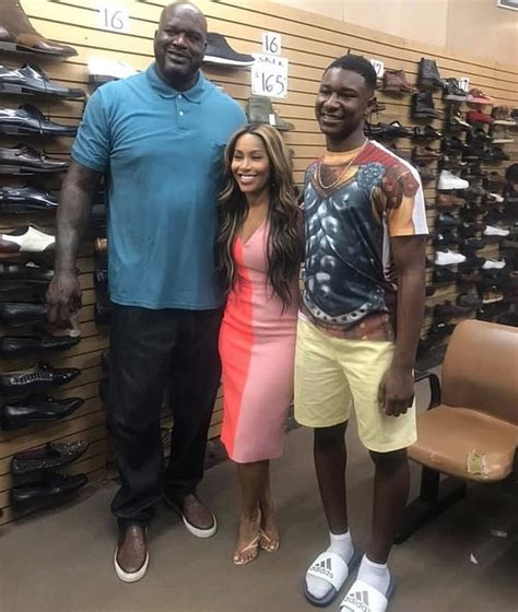 El Ex Basquetbolista Shaquille Oneal Le Compró 10 Pares De Zapatos A Un Niño Pobre De Pies