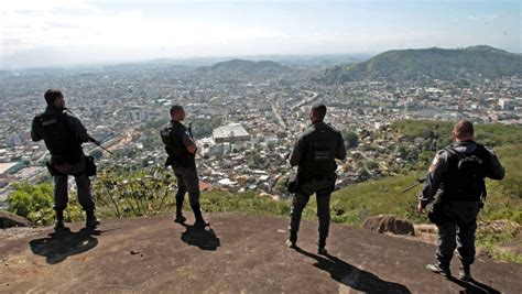 Pm Procura Traficantes No Morro Do Fub Em Campinho