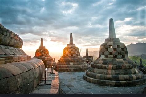 Borobudur Zonsopgang Vanaf De Setumbu Heuvel De Merapi Vulkaan En