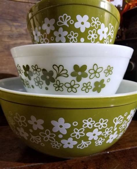 Vintage Pyrex Crazy Daisy Set Of Three Mixing Bowls Nesting Etsy