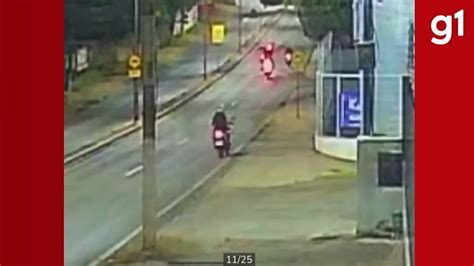 Motociclista morre em acidente após bater cabeça em placa de