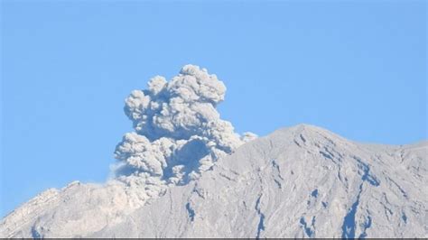 Waspada Gunung Semeru Semburkan Kolom Abu Setinggi Meter Ipol Id