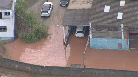 Chuva forte invade casas e alaga ruas em Barueri na Grande São Paulo