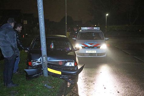 Cruquius Auto Vliegt Uit De Bocht En Ramt Lantaarnpaal Meerlanden