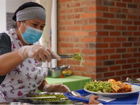 Desperdicio De Alimentos En El Comedor De Un Colegio De La Localidad De